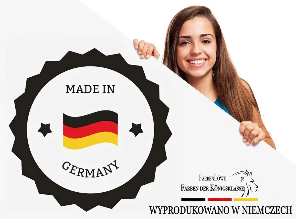 Uśmiechnięta kobieta z tablicą: odznaka 'Made in Germany' i logo FarbenLöwe 'Farben der Königsklasse'.