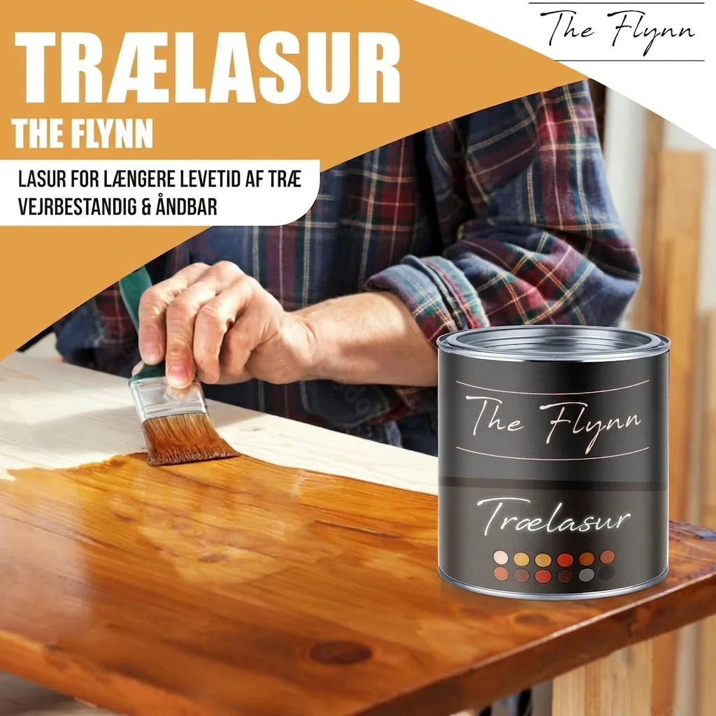 Person påfører The Flynn trælasur med pensel. Dåse med vejrbestandig, åndbar træbejdse for længere levetid.