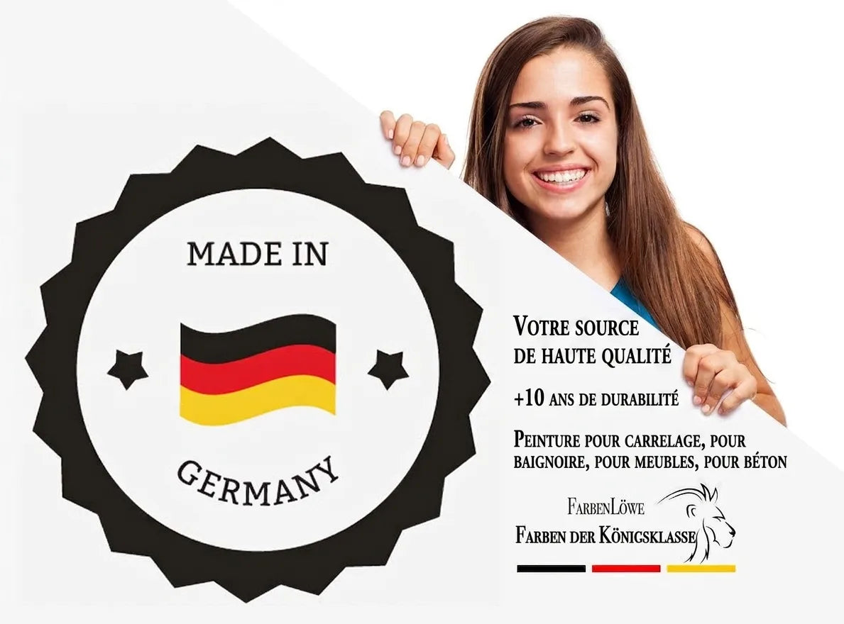 Une jeune femme souriante tient une grande affiche blanche avec l'emblème « Made in Germany » et le logo « FarbenLöwe Farben der KönigsKlass