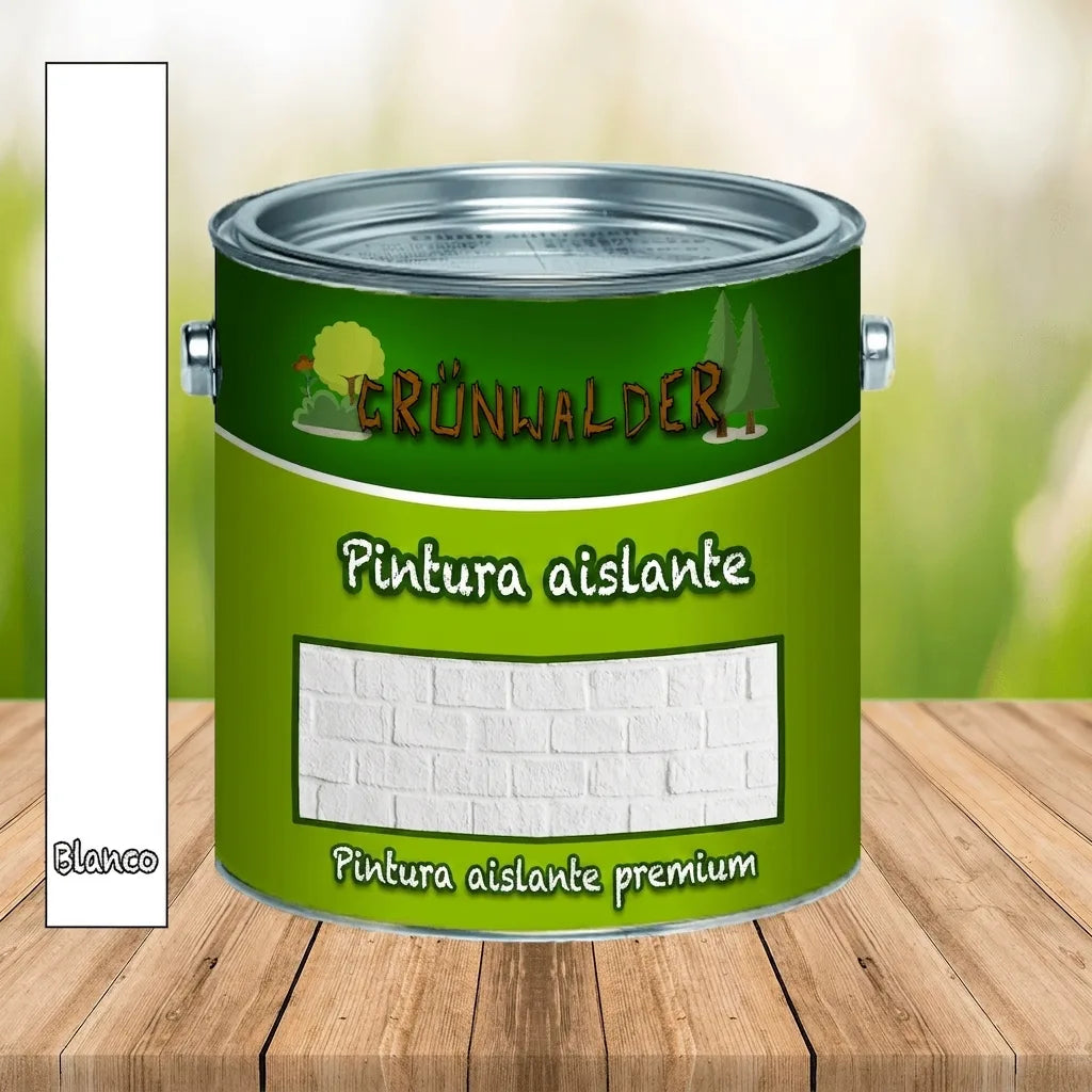 Lata de pintura aislante blanca 'Premium Isolierfarbe' de la marca Grünwalder sobre mesa de madera con fondo verde.