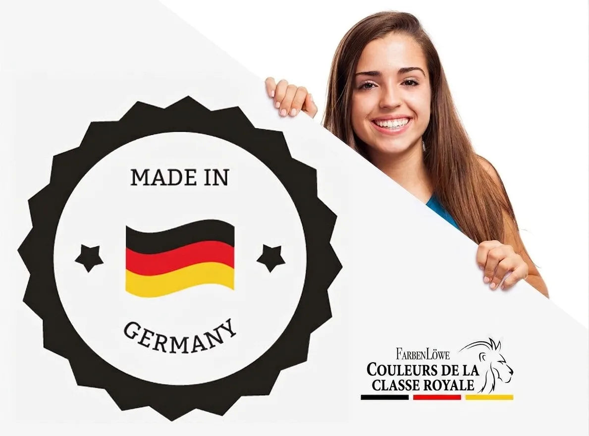 Femme souriante tenant une affiche « Made in Germany » et le logo « FarbenLöwe Farben der KönigsKlasse ».
