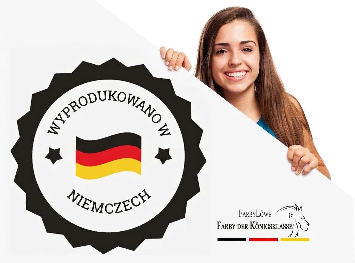 Uśmiechnięta kobieta trzyma tablicę z odznaką „Made in Germany” i logo FarbenLöwe, Farben der Königsklasse.