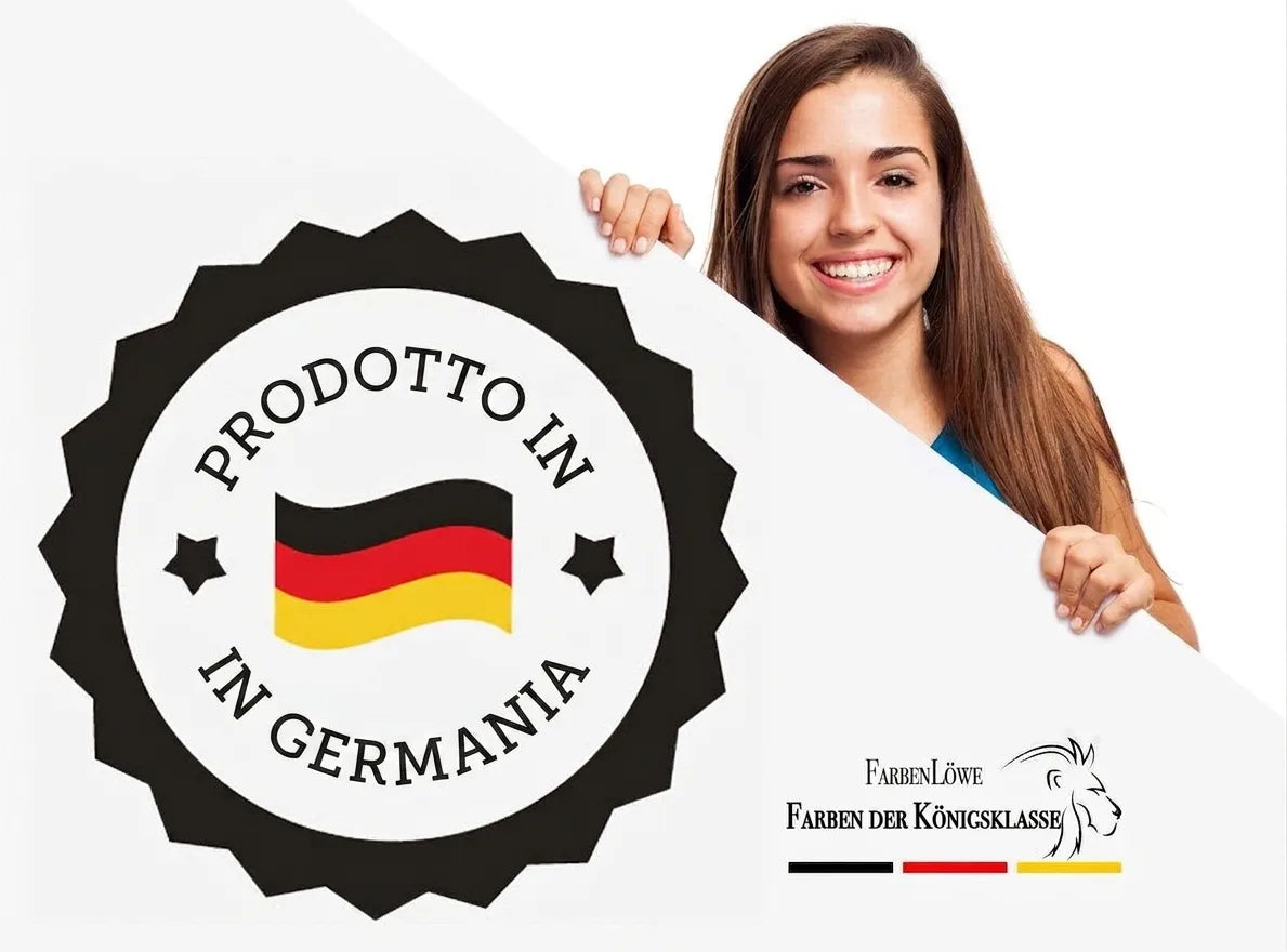 Donna sorridente con cartello Made in Germany e logo FarbenLöwe Farben der Königsklasse.