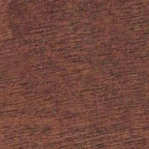 Muestra de textura de madera de caoba o cerezo, tono marrón rojizo oscuro con veta fina y diagonal.