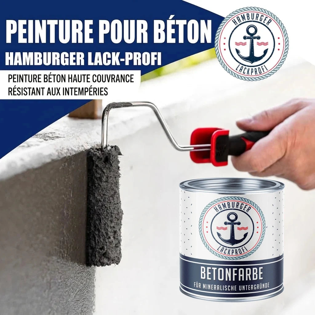 Peinture pour béton Hamburger Lack-Profi. Un rouleau applique la peinture grise sur un mur. Une boîte de "BETONFARBE" est vis