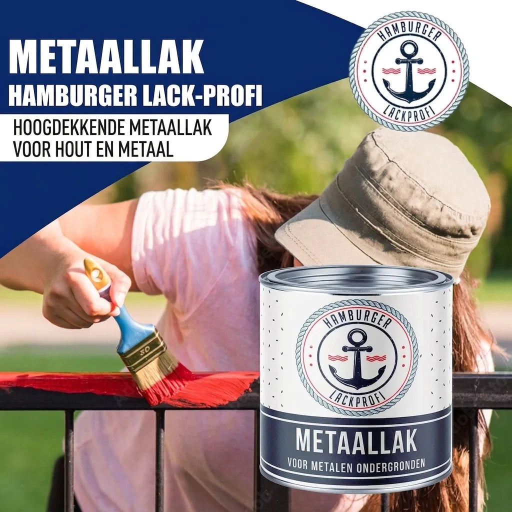 Vrouw schildert een rood metalen hek met Hamburger Lackprofi metaalbeschermlak. Verfblik op de voorgrond.