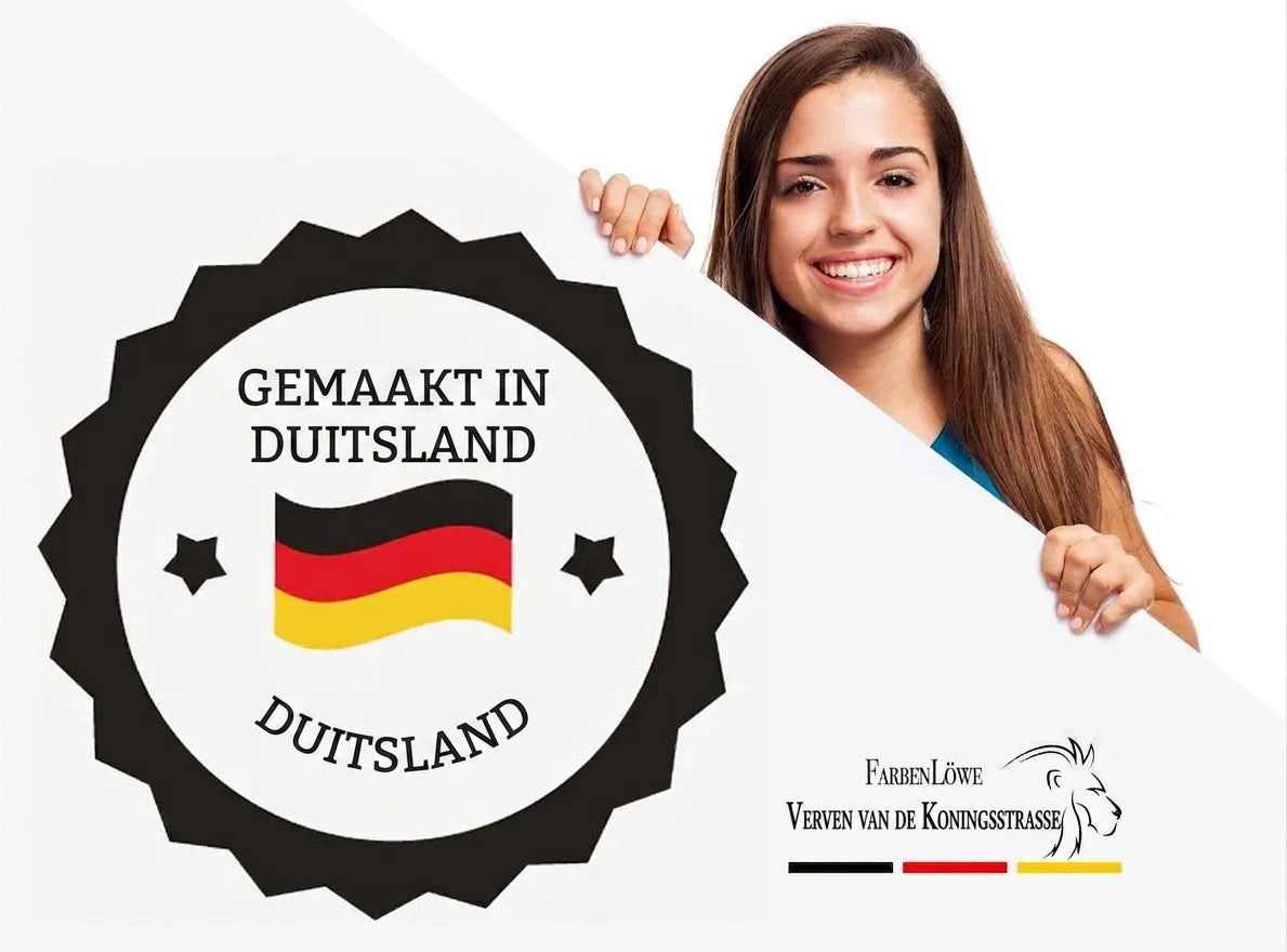 Vrolijke vrouw toont 'Made in Germany' label en FarbenLöwe, 'Königsklasse' verflogo op wit bord.