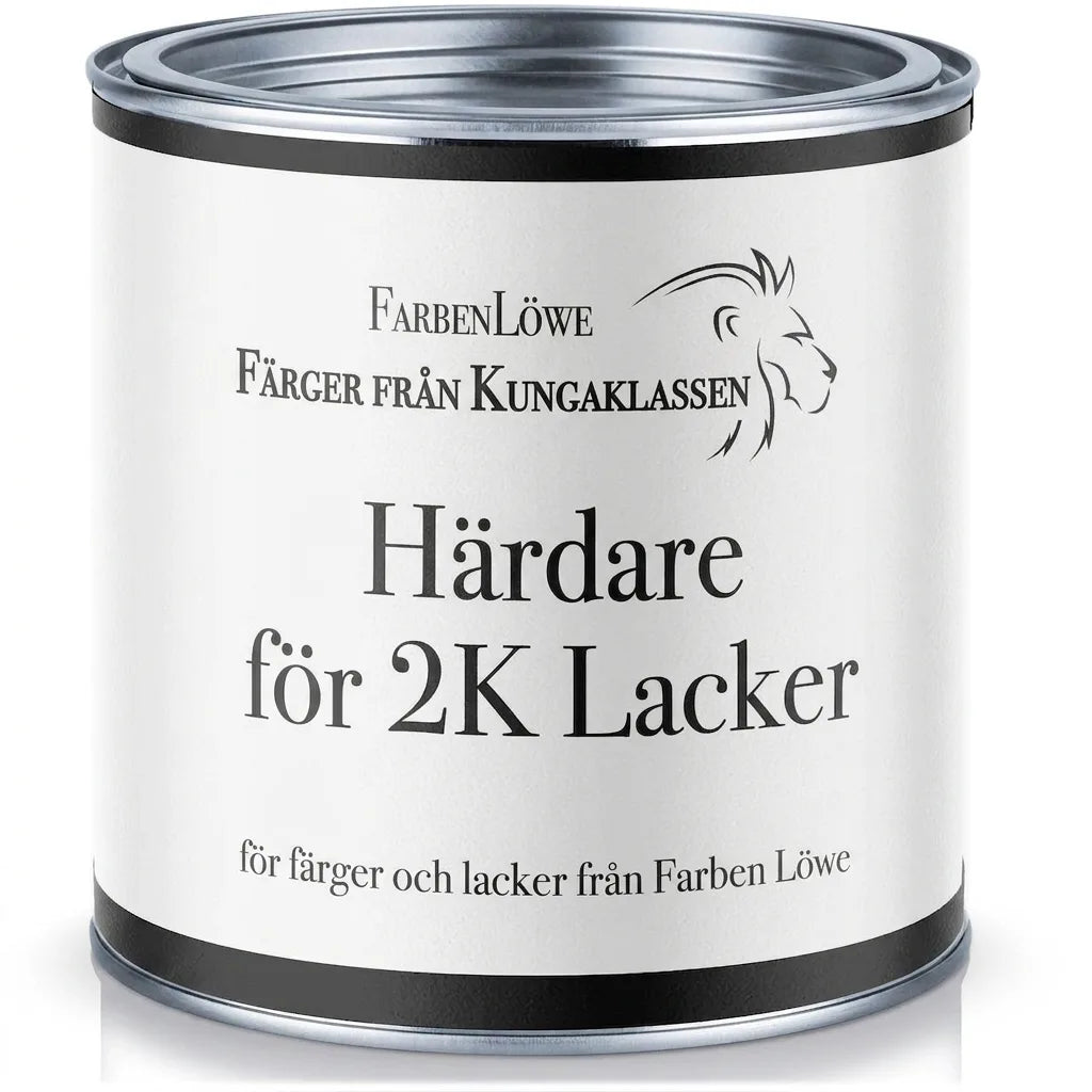 Vit FarbenLöwe burk med härdare för 2K-lack. Svart text 'Härter für 2K Lacke' och lejonlogotyp på vit etikett.