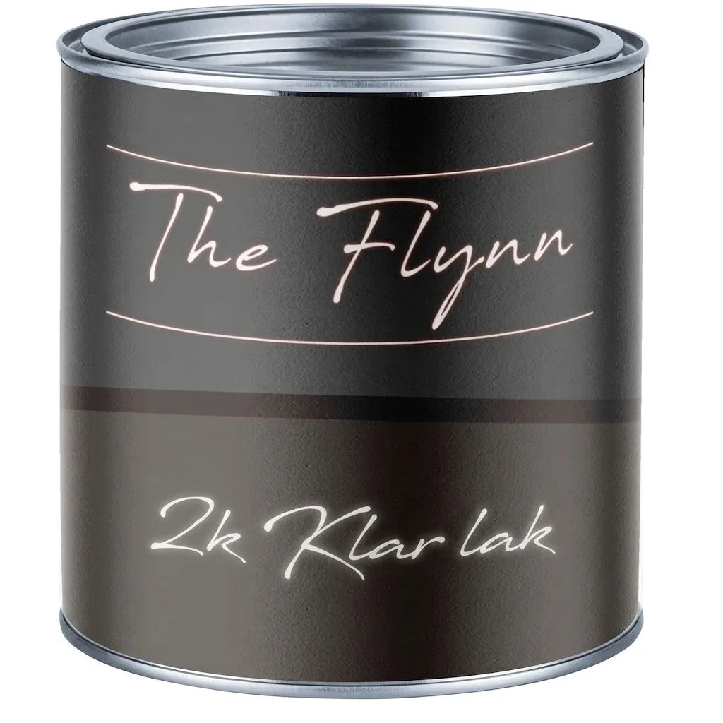 Mørk malingspand med teksten 'The Flynn' og '2k Klarlack' (2-komponent klarlak).