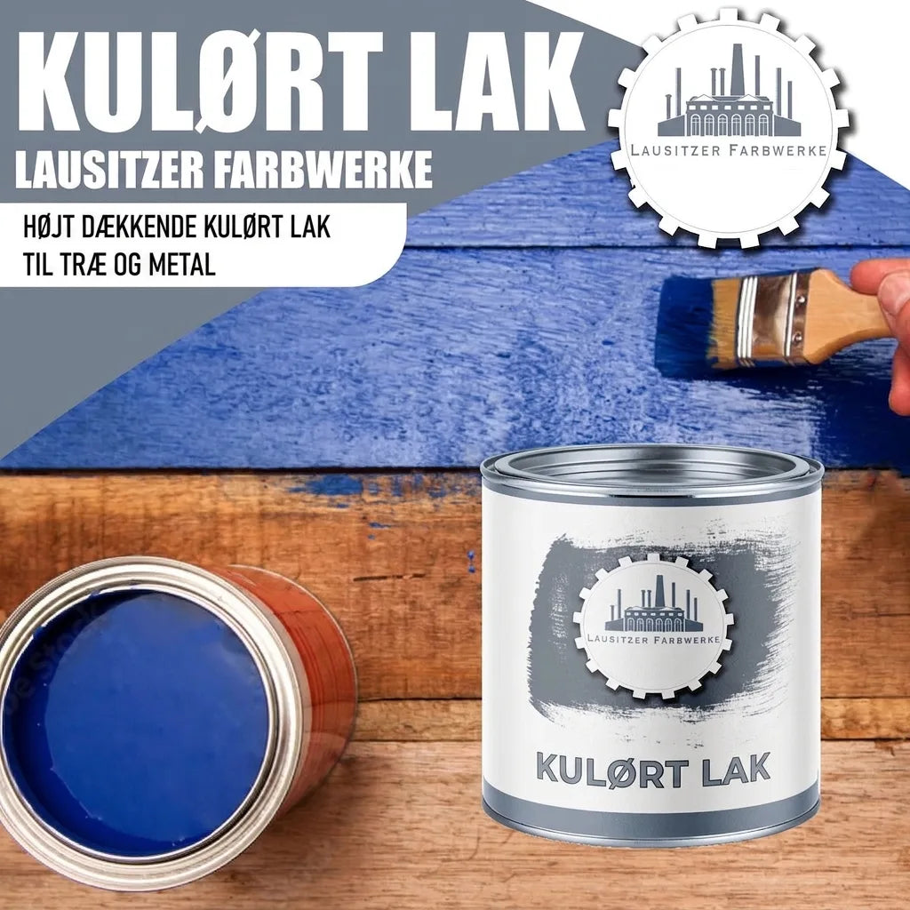 Blå maling/lak påføres træ med pensel. Dåser med Lausitzer Farbwerke højtdækkende lak til træ og metal.