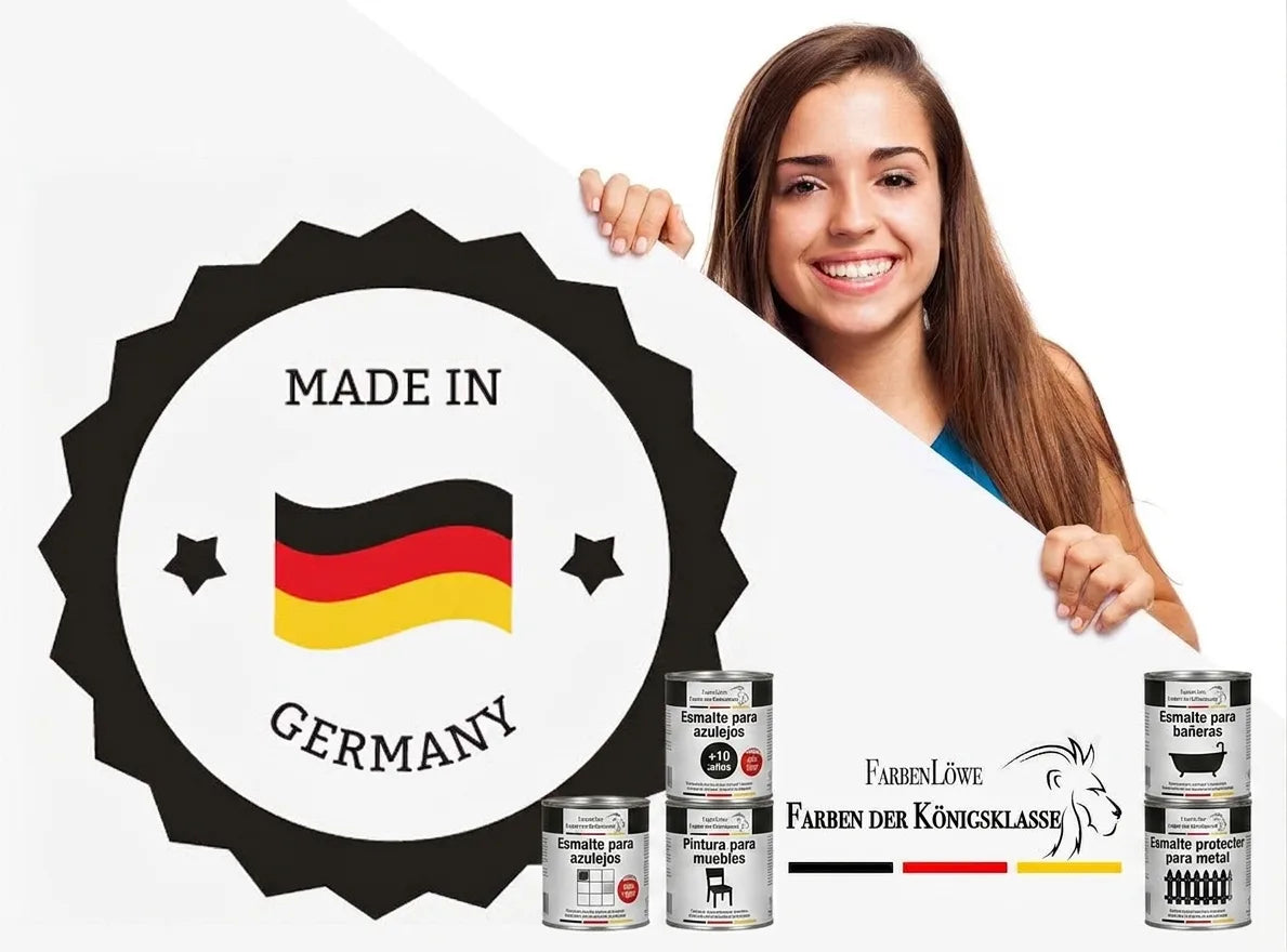Mujer sonriente con cartel: sello "Made in Germany" con bandera alemana y logo FarbenLöwe "Farben der Königsklasse".