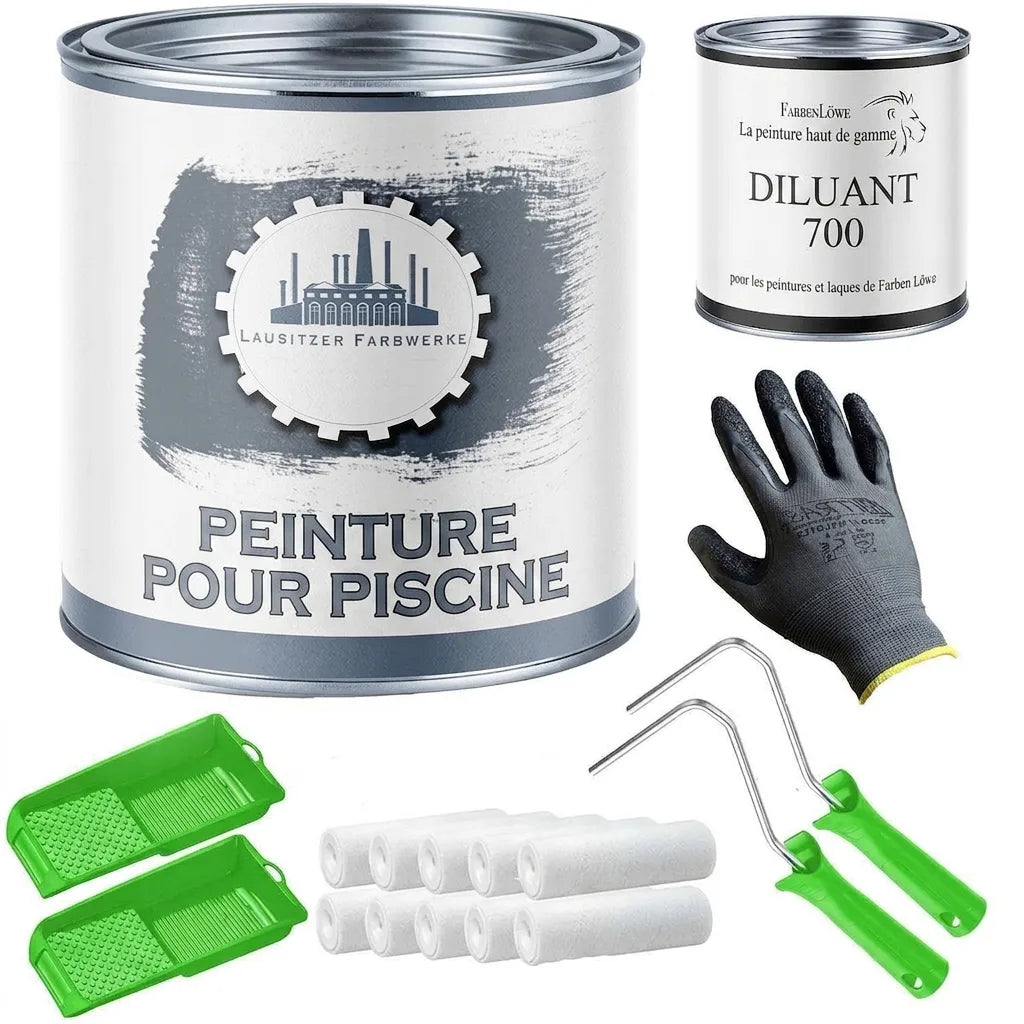 Kit peinture piscine : pot de peinture, diluant, bacs, rouleaux et gants de protection.