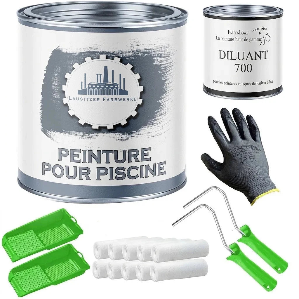 Kit peinture piscine : pot de peinture, diluant, bacs, rouleaux et gants de protection.