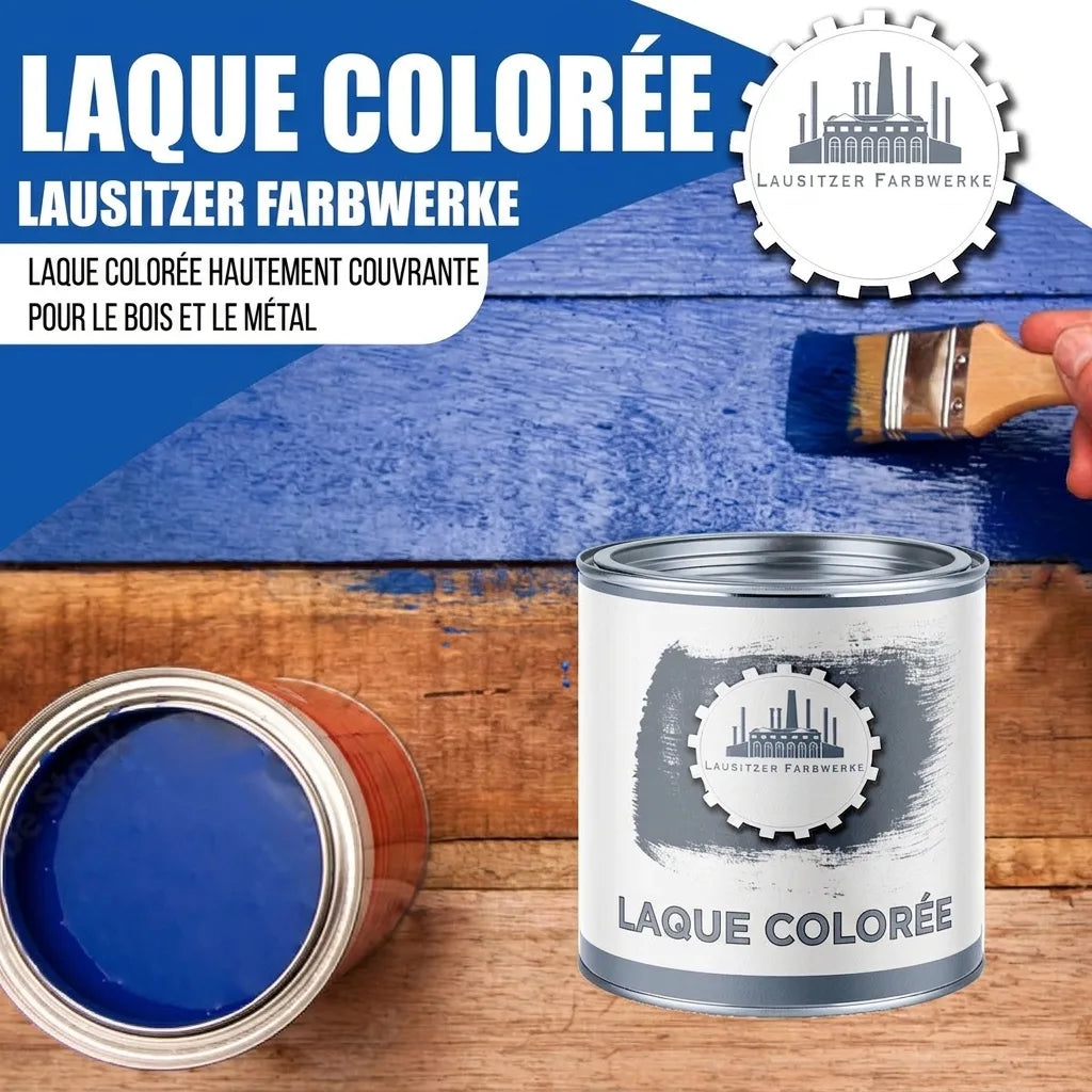 Publicité pour une laque colorée haute couvrance LAUSITZER FARBWERKE pour bois et métal, avec des pots de peinture et un pinceau.
