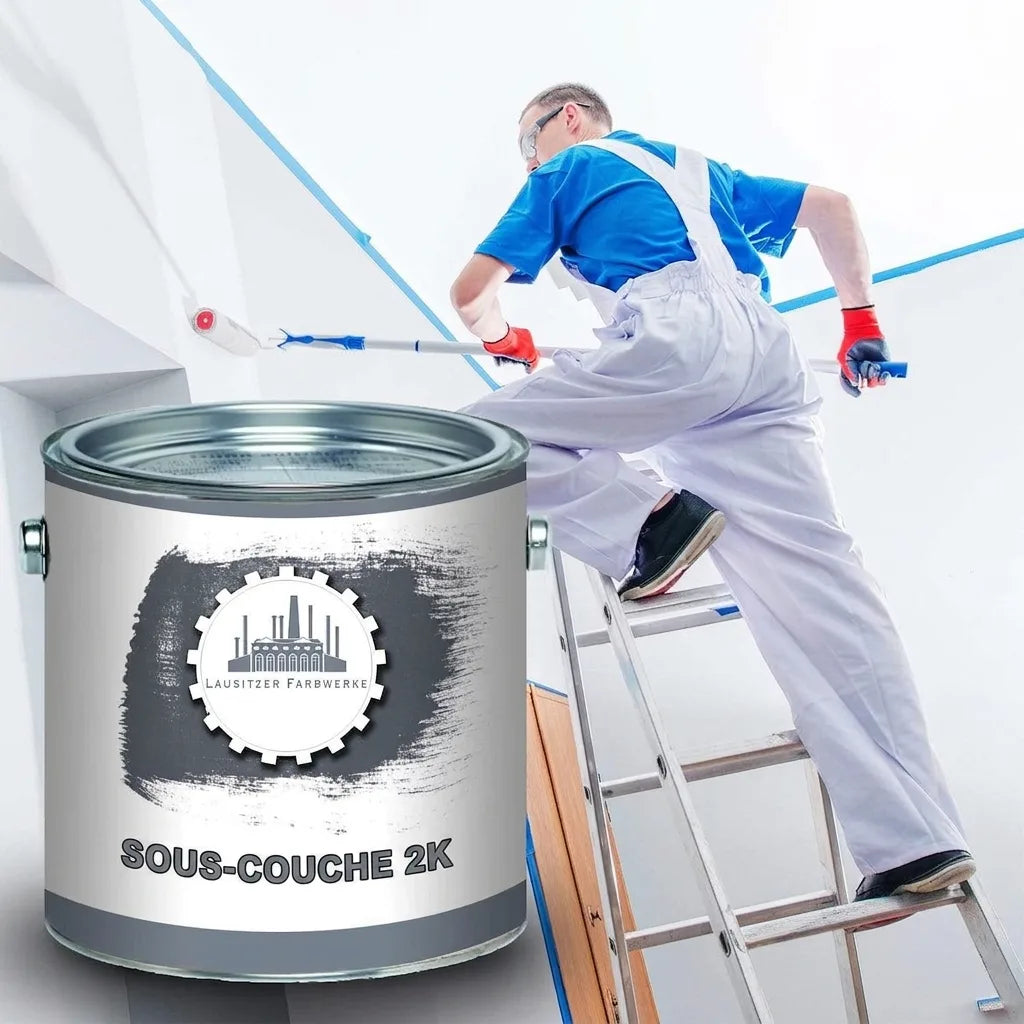 Peintre sur échelle appliquant une sous-couche 2K avec un rouleau, pot de peinture au premier plan.