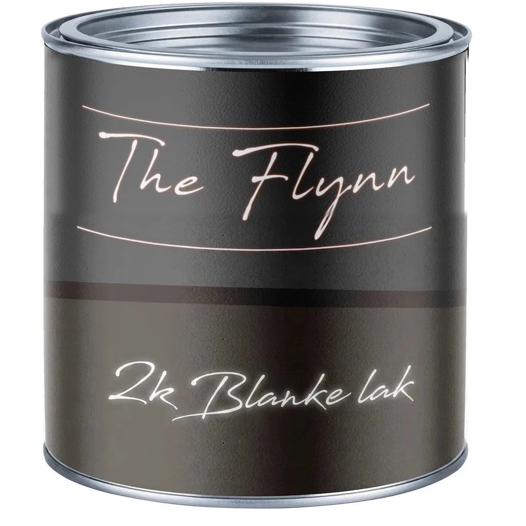 Een blik verf met de tekst 'The Flynn' en '2k Klarlack' op een donker etiket.