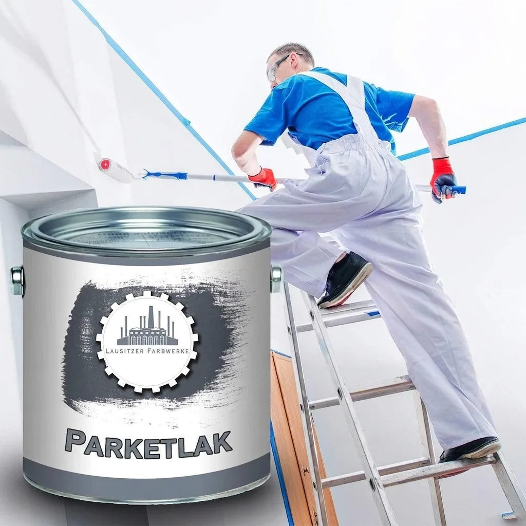 Een blik met de tekst 'PARKETTLACK' en 'LAUSITZER FARBWERKE' op de voorgrond, met een schilder op een ladder die een muur wit verft.