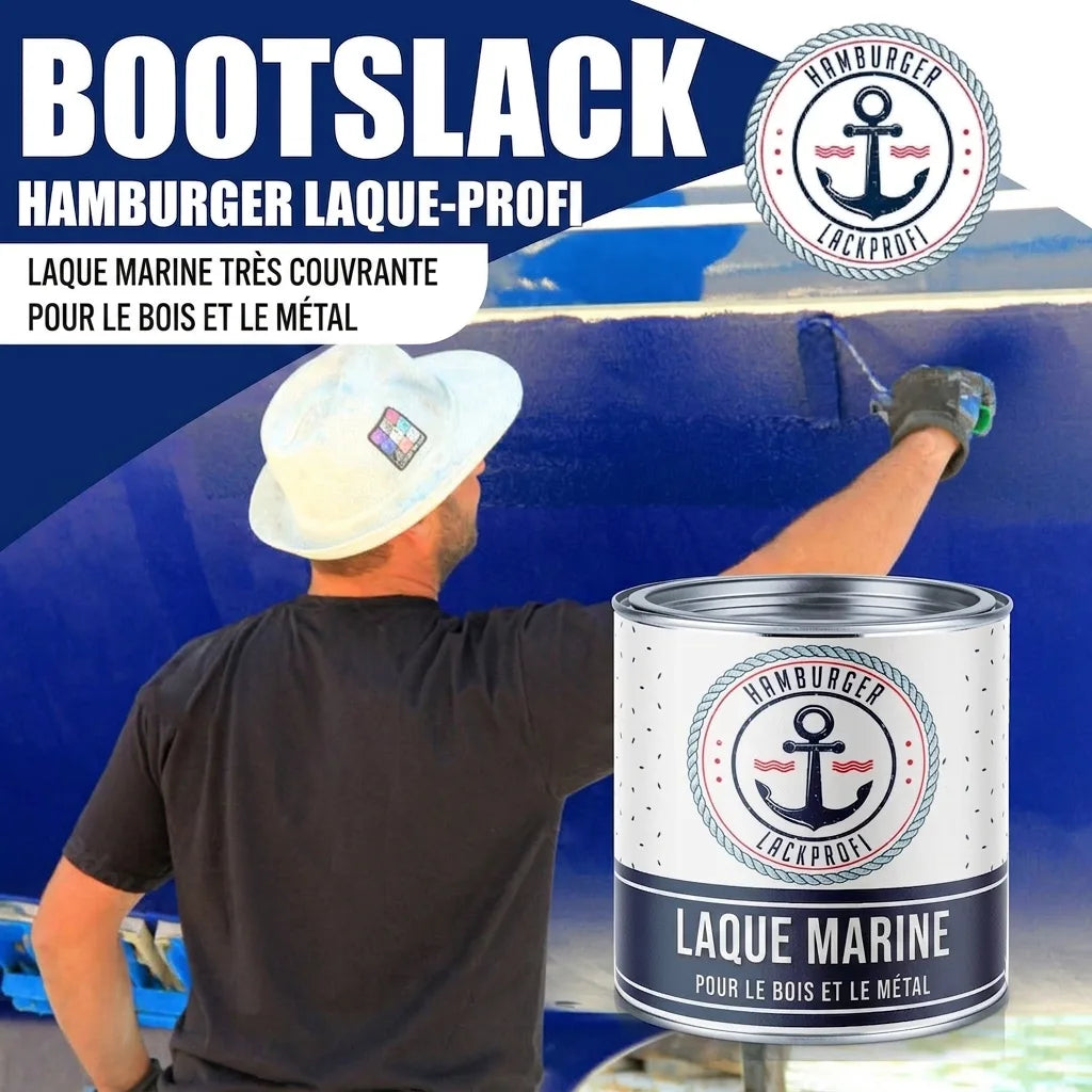 Homme peignant un bateau en bleu avec la laque 'Bootslack Hamburger Lack-Profi'. Peinture pour bois et métal.