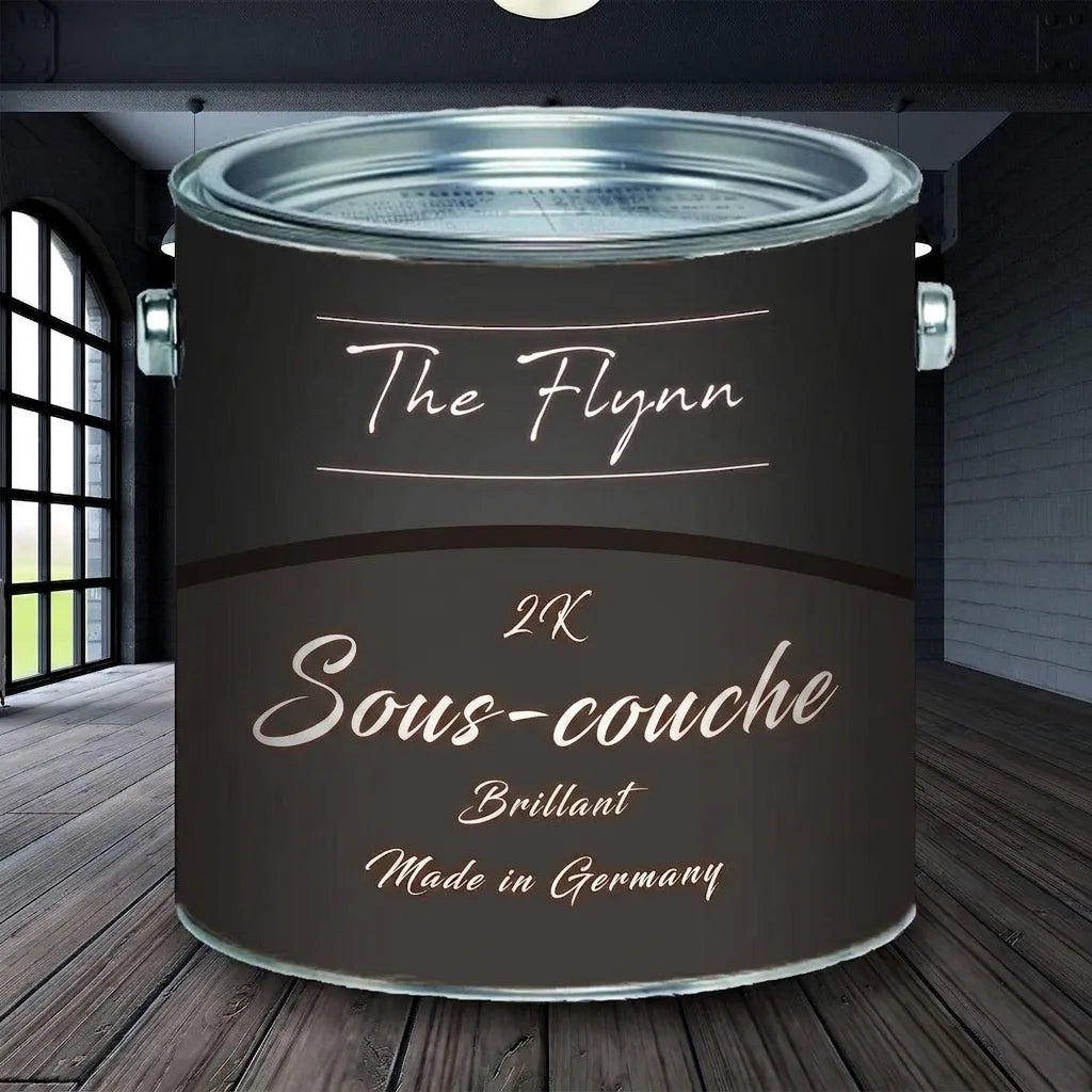 Pot de peinture The Flynn 2K Grundierung (apprêt brillant) Made in Germany sur plancher en bois.