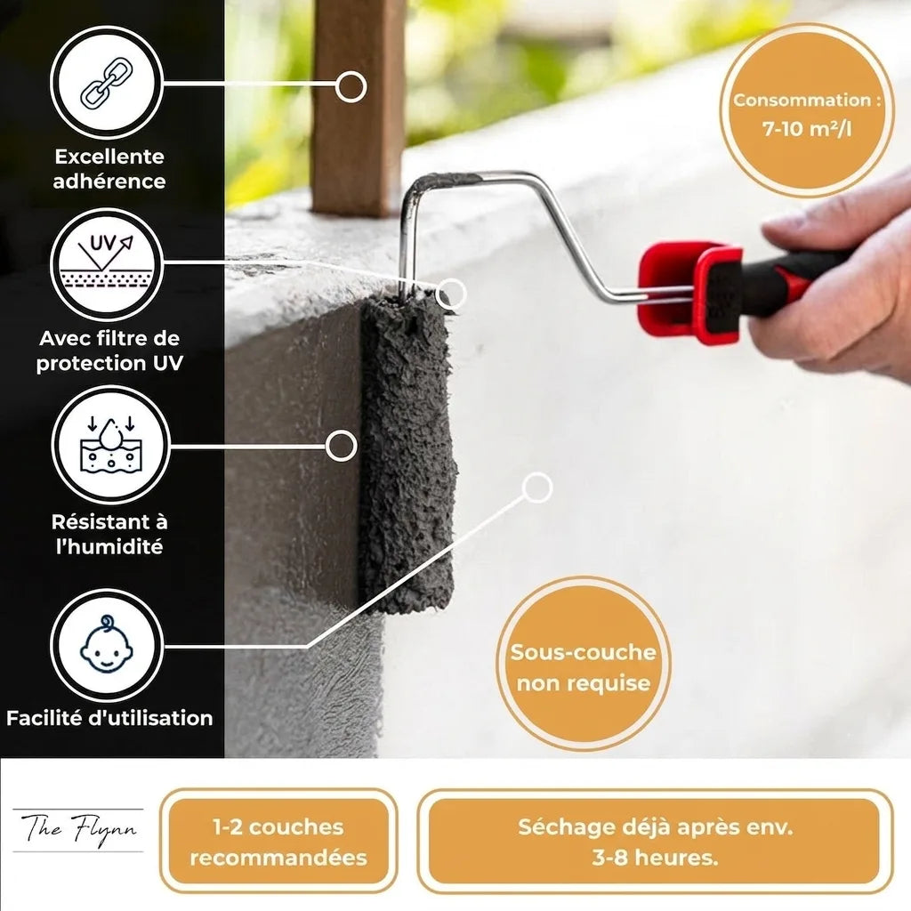 Application d'un revêtement d'étanchéité gris sur un mur en béton au rouleau. Caractéristiques clés et conseils d'utilisation.