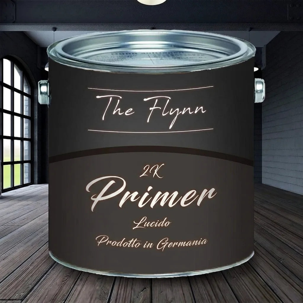 Lattina di primer 2K lucido The Flynn, made in Germany, su pavimento in legno scuro in ambiente moderno.