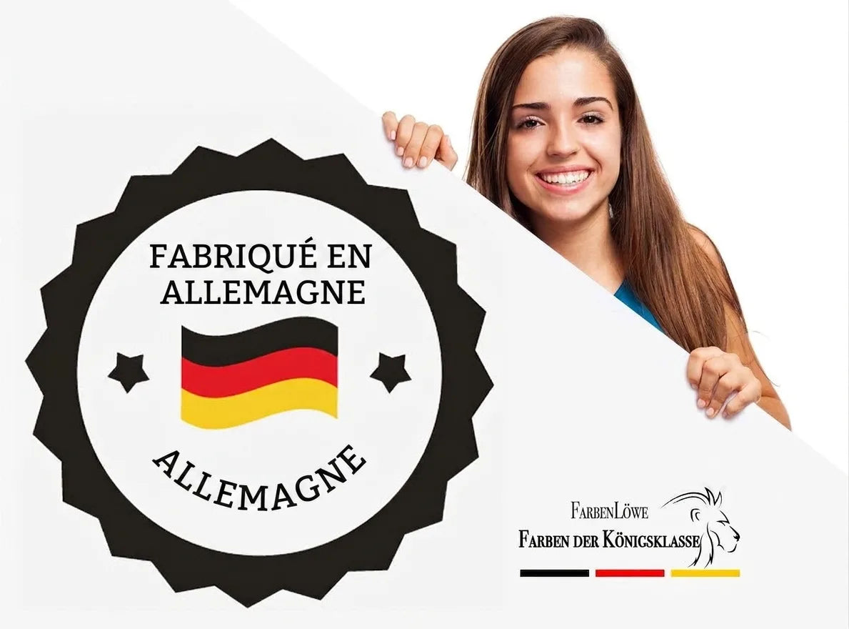 Jeune femme souriante présentant une bannière avec badge "Made in Germany" et logo FarbenLöwe.