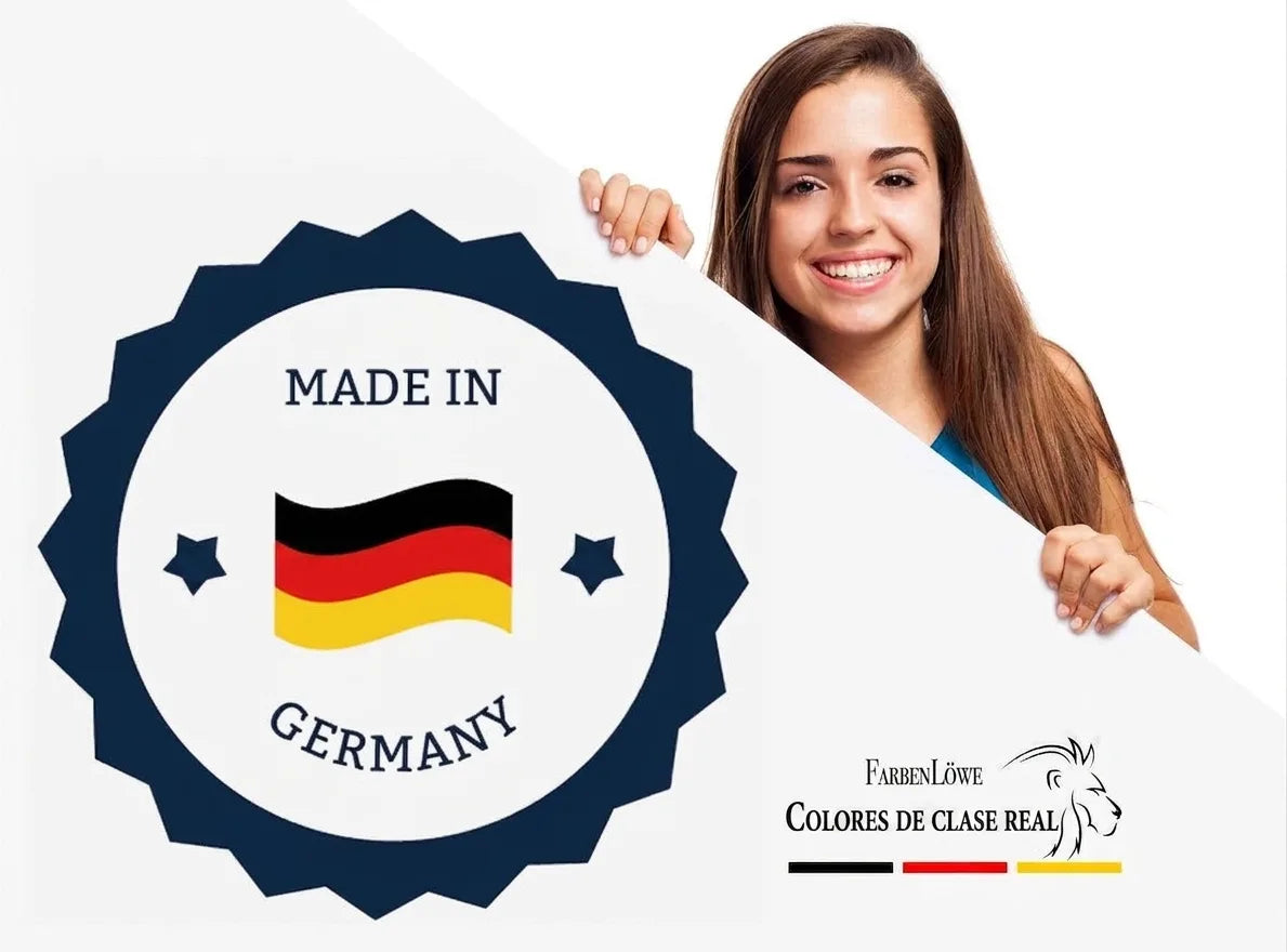 Mujer sonriente muestra cartel con sello "Made in Germany" y logo "FarbenLöwe" (Colores de Clase Real).