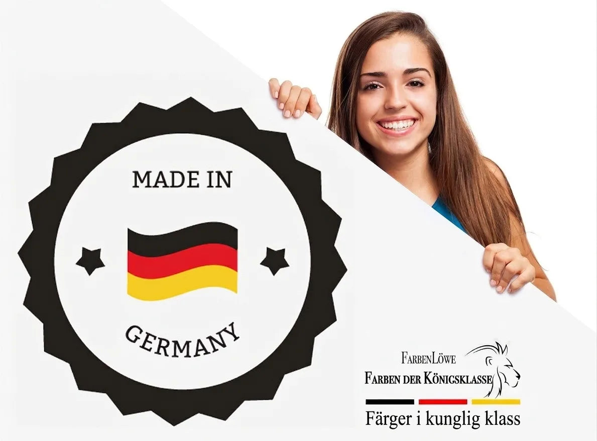 Leende kvinna håller en skylt med ett 'Made in Germany'-märke och logotypen 'FarbenLöwe Farben DER KÖNIGSKLASSE'.