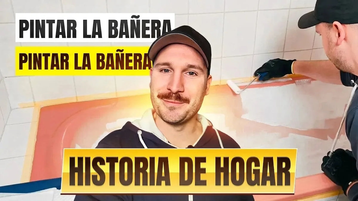Hombre pintando una bañera de color salmón a blanco con un rodillo. Texto: BADEWANNE STREICHEN y HOME STORY.