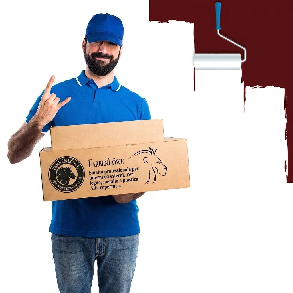 Uomo delle consegne sorridente con cappellino blu tiene scatole FarbenLöwe, vernice sullo sfondo.