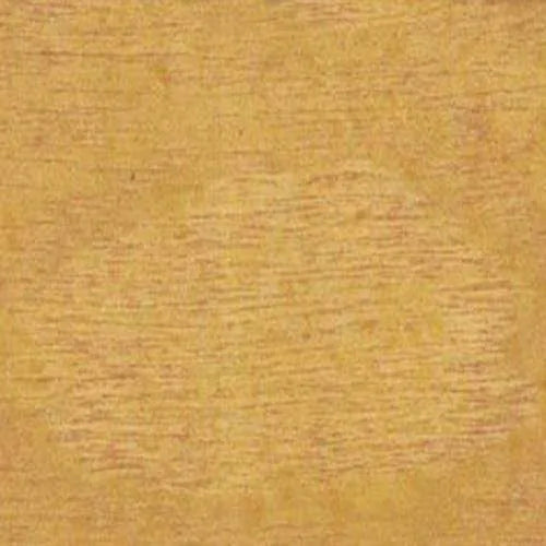 Tekstura jasnobrązowego drewna z widocznymi poziomymi słojami, idealna do fornirów lub paneli.