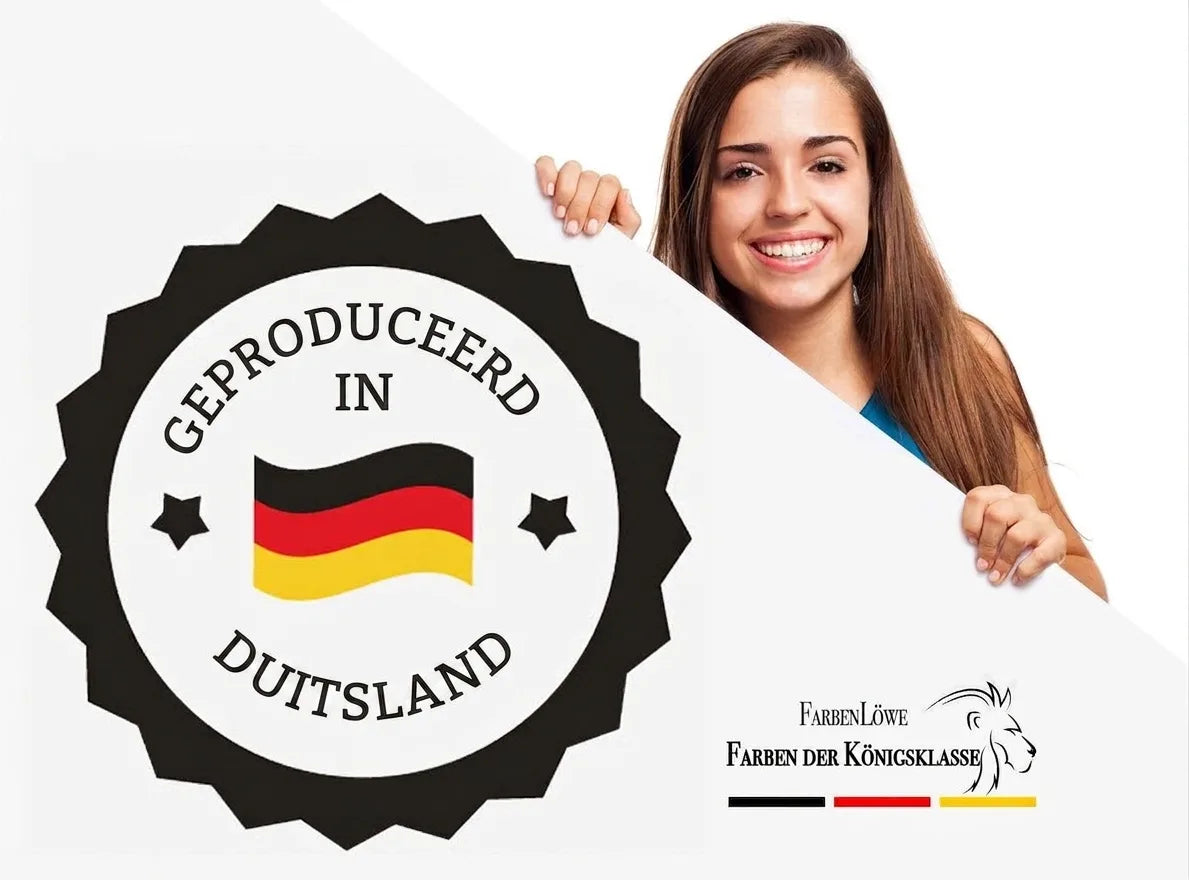 Lachende vrouw houdt bord vast met 'Made in Germany' en FarbenLöwe logo ('Kleuren van de Königsklasse').