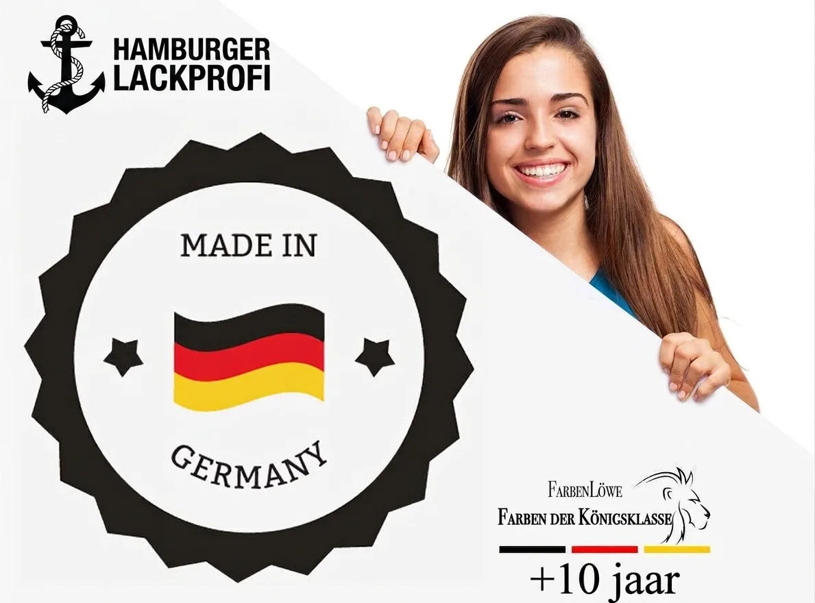 Lachende vrouw toont wit bord met ‘Made in Germany’ label, Duitse vlag en ‘FarbenLöwe’ merk met slogan.