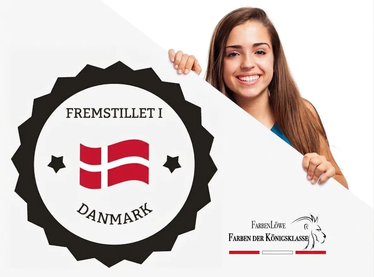 Smilende ung kvinde holder et skilt med 'Made in Germany'-mærke og 'FarbenLöwe'-logo.