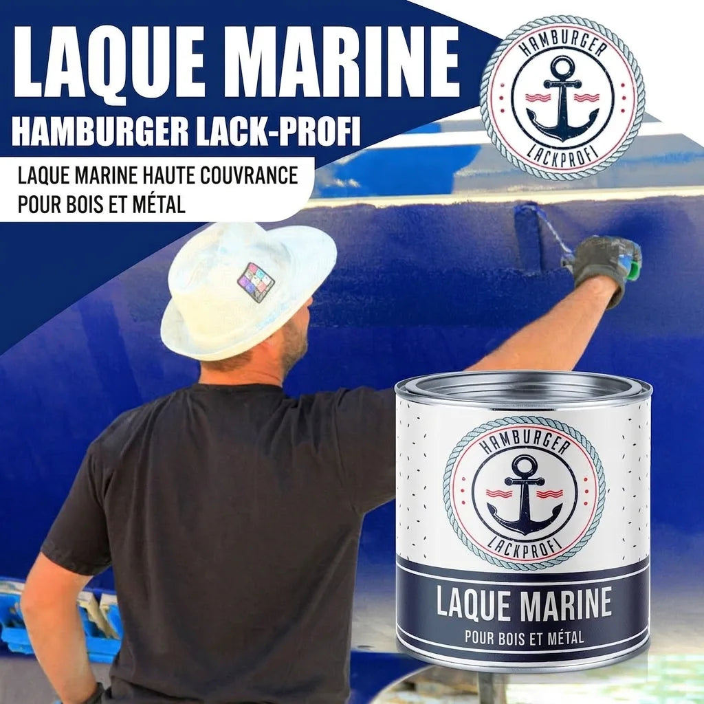 Homme peignant un bateau en bleu avec la laque pour bateaux Hamburger Lack-Profi. Produit pour bois et métal.