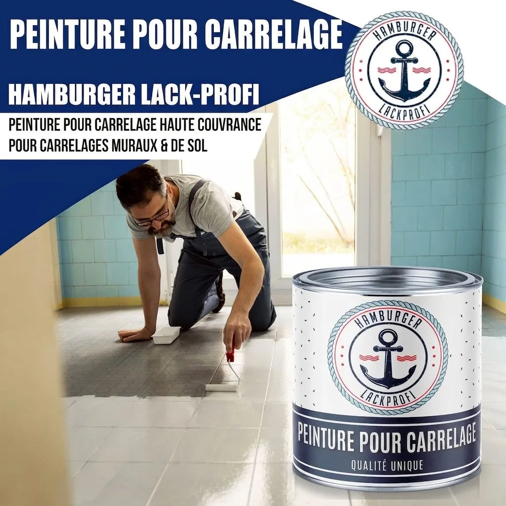 Peintre rénovant un sol avec du carrelage, pot de peinture 'Fliesenlack' de Hamburger Lack-Profi.