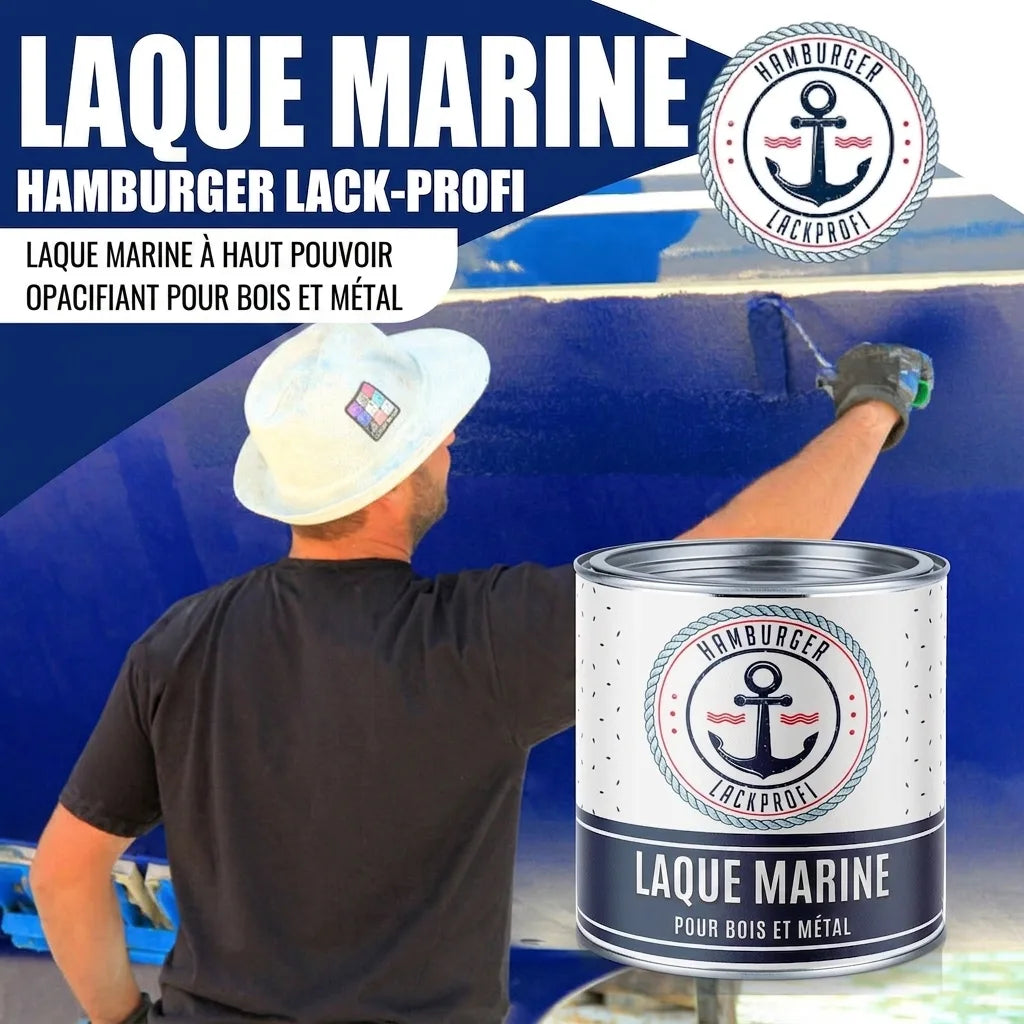 Homme peignant un bateau en bleu avec de la laque marine Hamburger Lack-Profi, canette au premier plan.