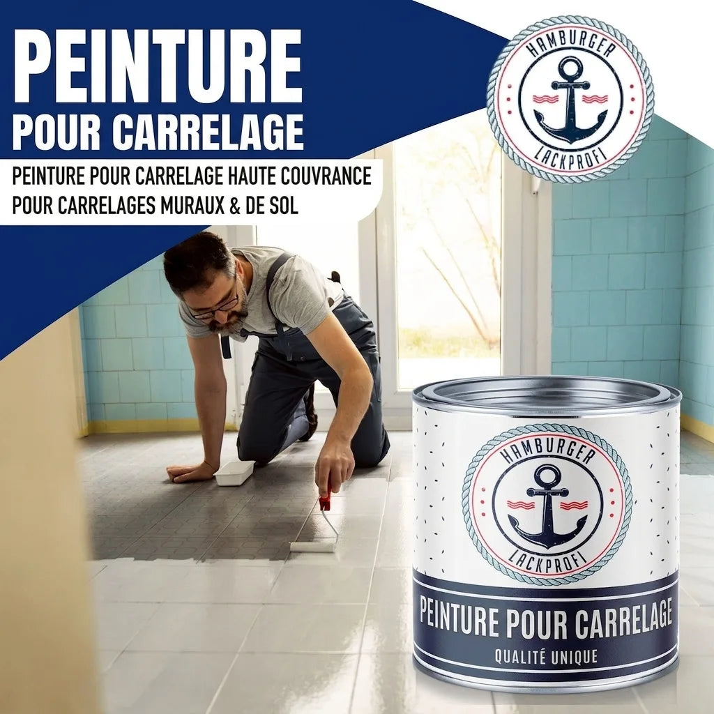 Peintre rénovant un sol avec du carrelage, pot de peinture 'Fliesenlack' de Hamburger Lack-Profi.