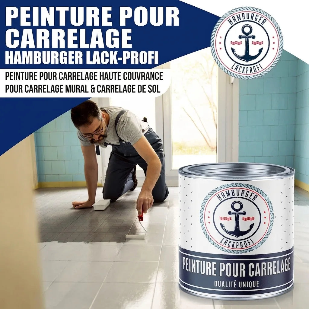 Homme peignant des carreaux de sol avec Fliesenlack, une peinture couvrante pour carrelage mural et de sol.