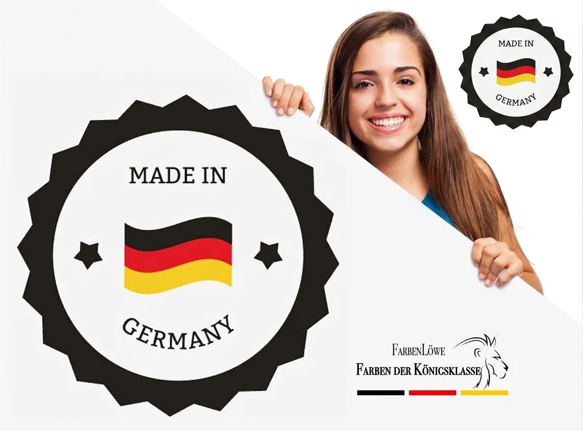 Jeune femme avec pancarte 'Made in Germany' et logo 'FarbenLöwe Farben der Königsklasse'.