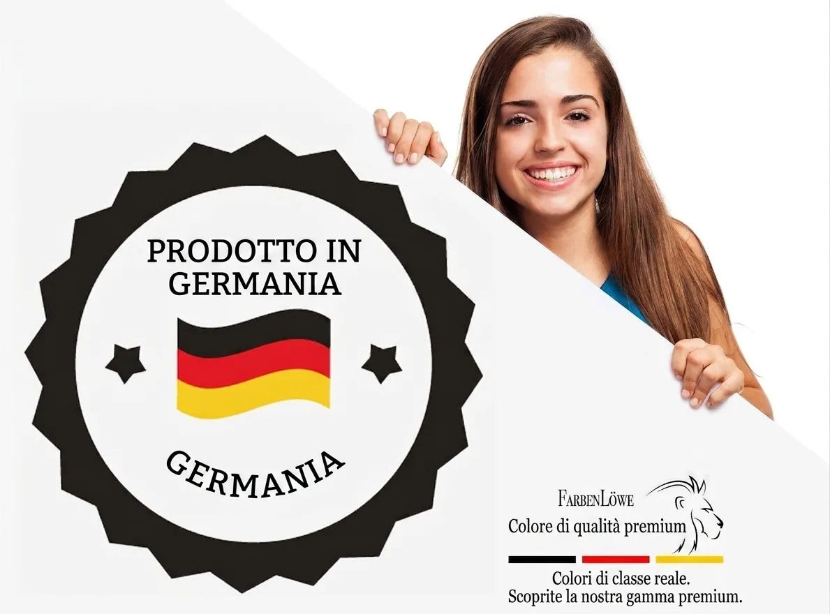 Donna sorridente mostra un cartello con etichetta "Made in Germany" e il logo FarbenLöwe - Colori di Classe Reale.