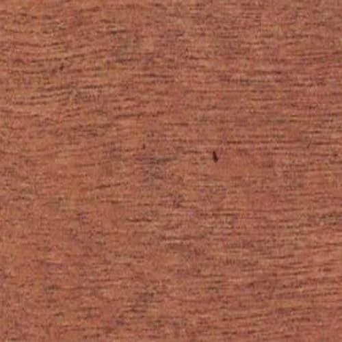 Roodbruine houtnerf textuur met fijne, horizontale lijnen en een paar kleine donkere vlekjes.