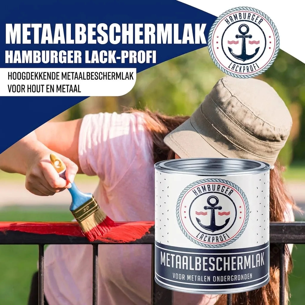 Vrouw schildert rood metalen hekwerk met een kwast. Vooraan een blik Hamburger Lack-Profi metaalbeschermingslak voor hout en metaal.