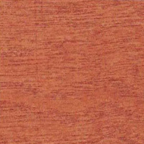 Närbild av rödbrunt trä med tydlig ådring och naturlig textur.