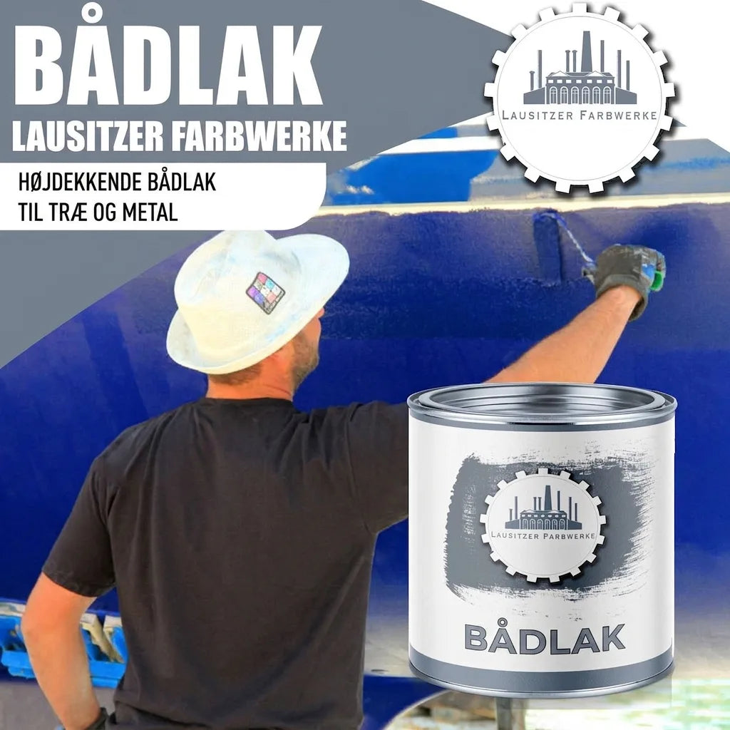 Mand maler båd blå med bådlak fra Lausitzer Farveværker. Højdækkende lak til træ og metal.