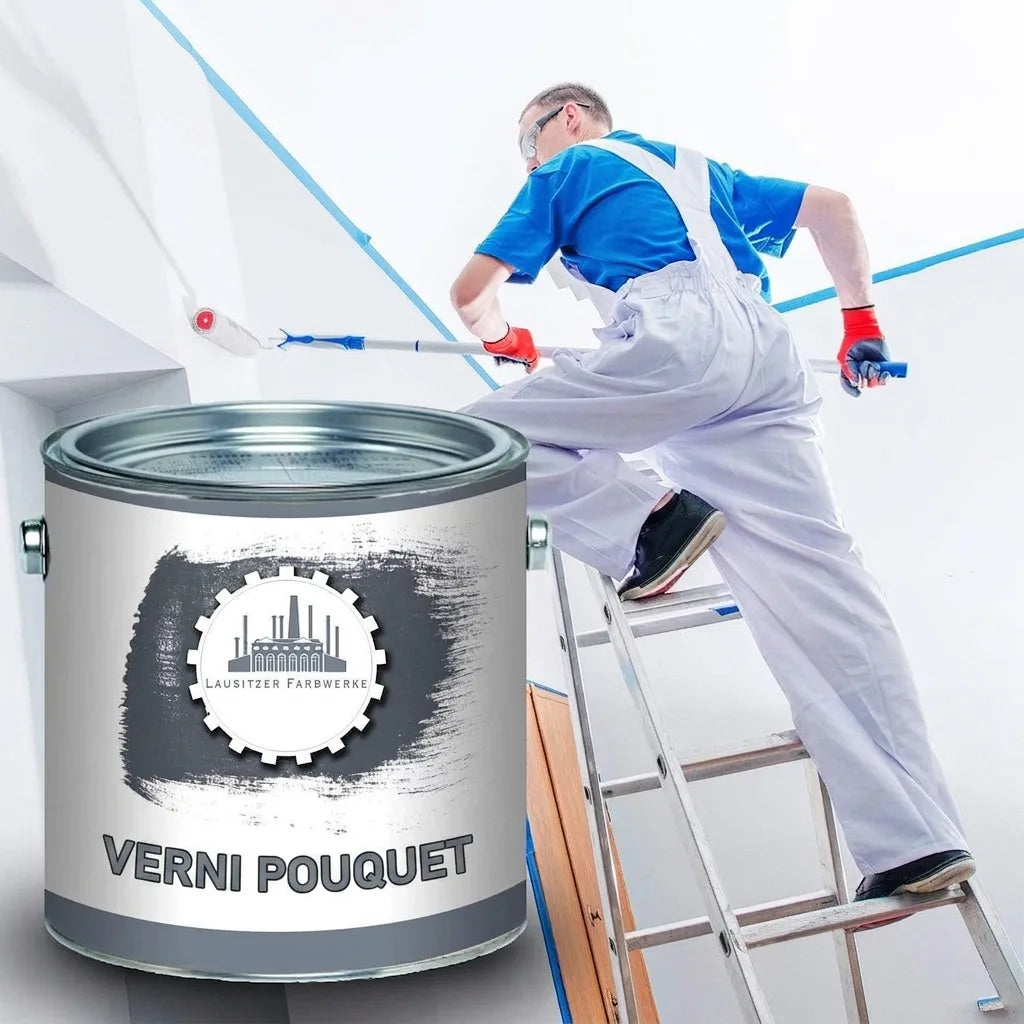 Pot de vernis pour parquet 'PARKETTLACK' et peintre en salopette sur une échelle appliquant de la peinture.