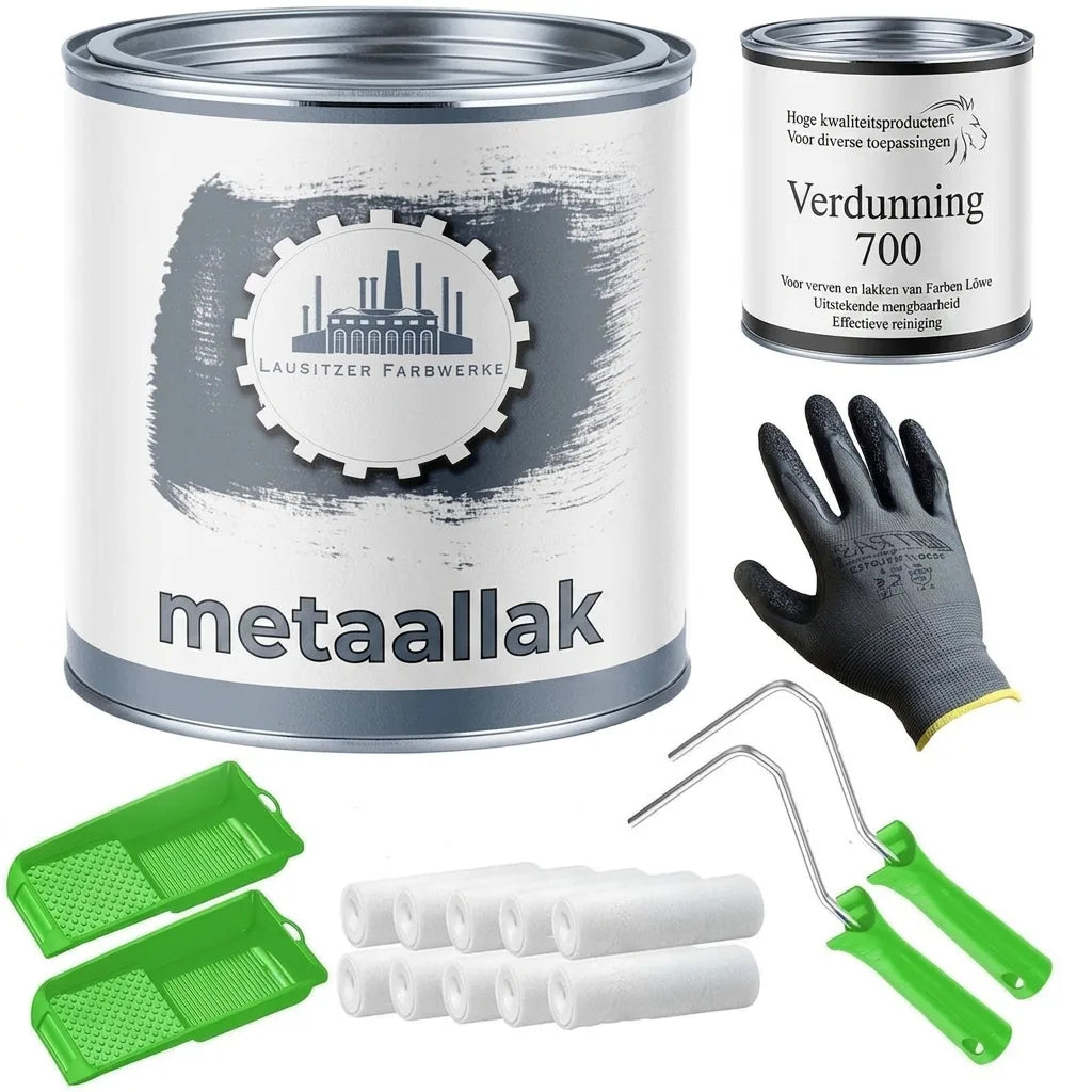 Metaalverf set: blik metaalbeschermingslak, verdunner, handschoenen, verfrollers en verfbakken.