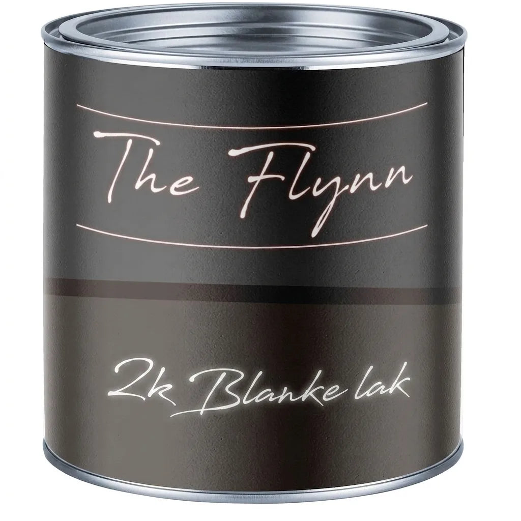 Een blik verf met de tekst 'The Flynn' en '2k Klarlack' op een donker etiket.