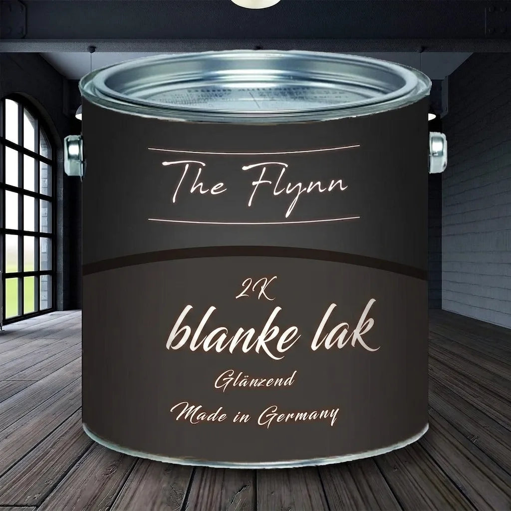 Zwart The Flynn 2K glanzend blanke lak verfblik met Made in Germany tekst op een houten vloer.