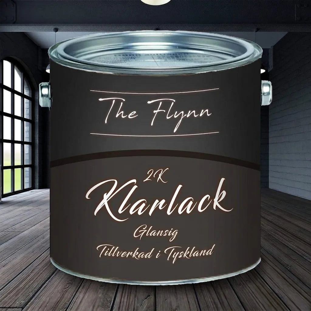 The Flynn 2K glansig klarlack i svart burk på trägolv. Tillverkad i Tyskland.